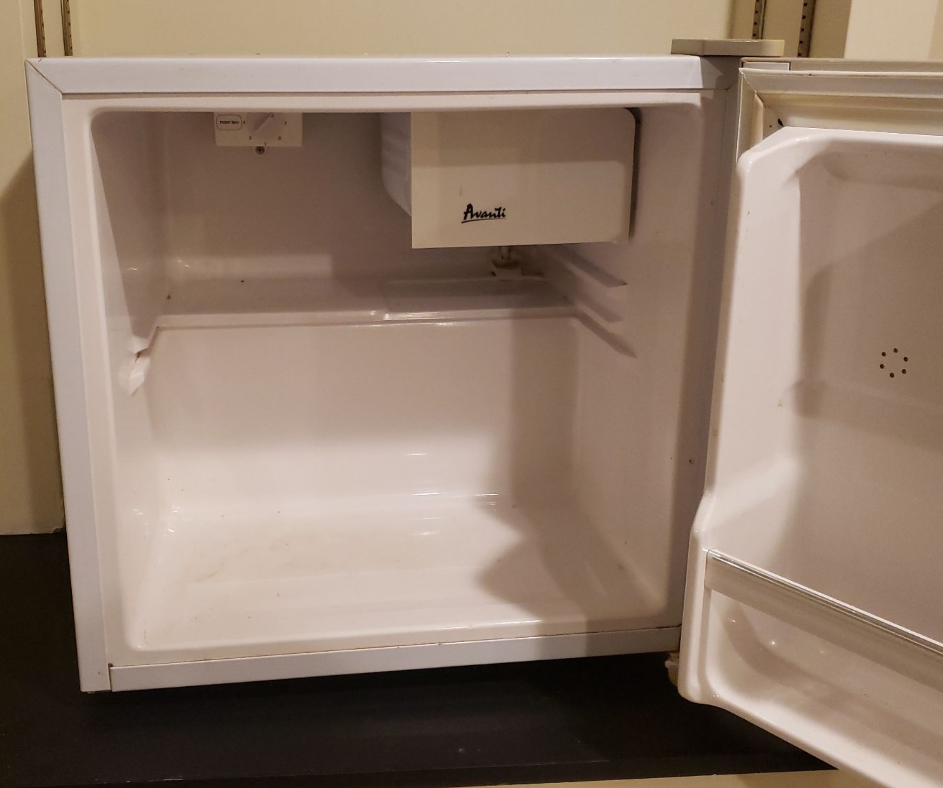 Avanti Compact Refrigerator - image 3 of 4