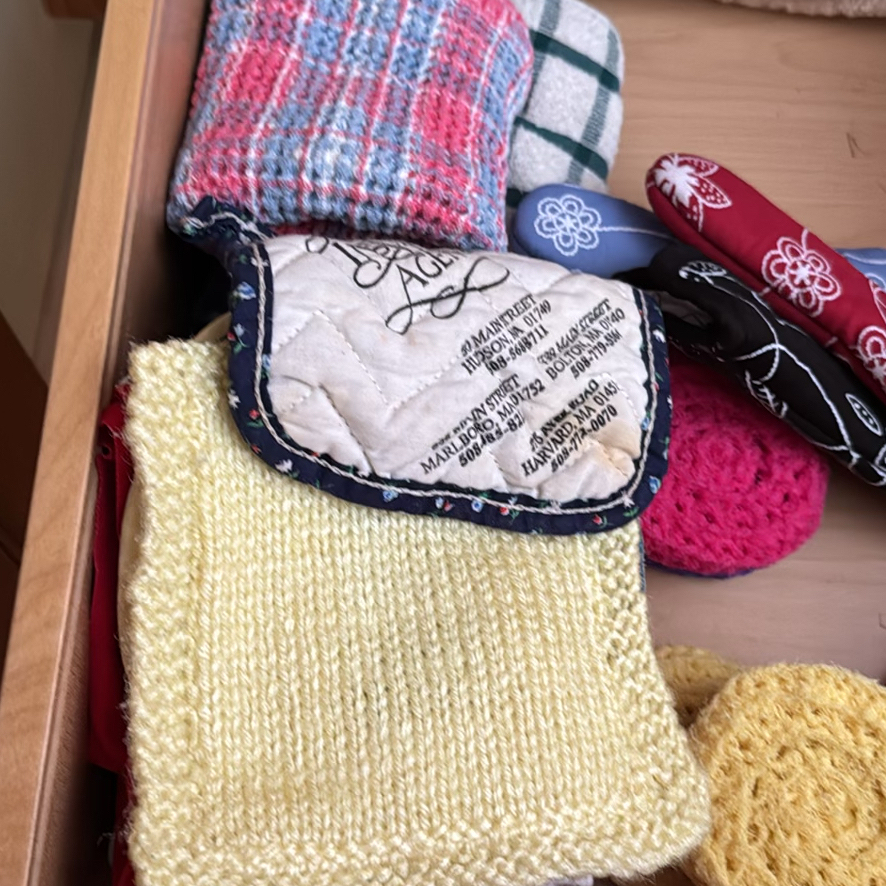 Assorted Kitchen Towels, Oven Mitts, Pot Holders, and Scrubbers - image 4 of 5