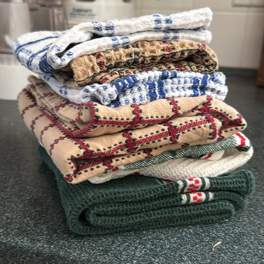 Assorted Kitchen Towels, Oven Mitts, Pot Holders, and Scrubbers - image 2 of 5