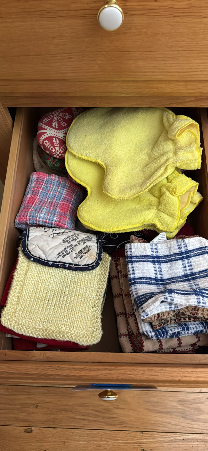 Assorted Kitchen Towels, Oven Mitts, Pot Holders, and Scrubbers - image 1 of 5