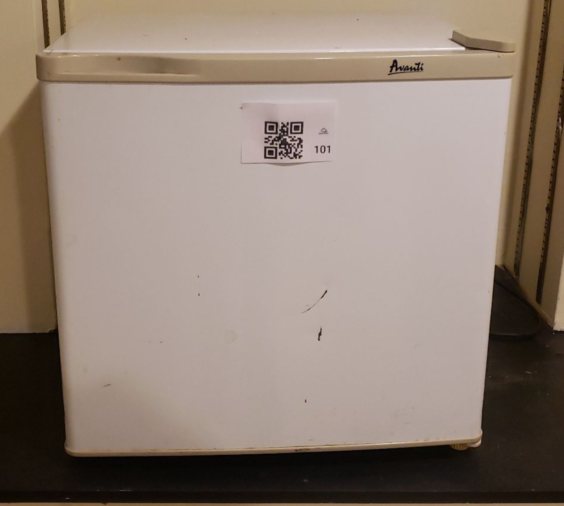 Avanti Compact Refrigerator - image 1 of 4