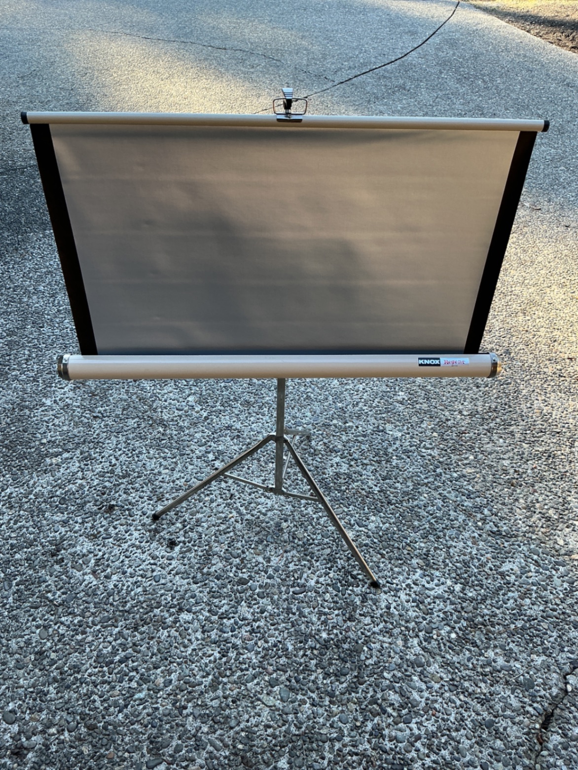 Bell & Howell Autoload projector with Knox Regent projection screen - image 1 of 7