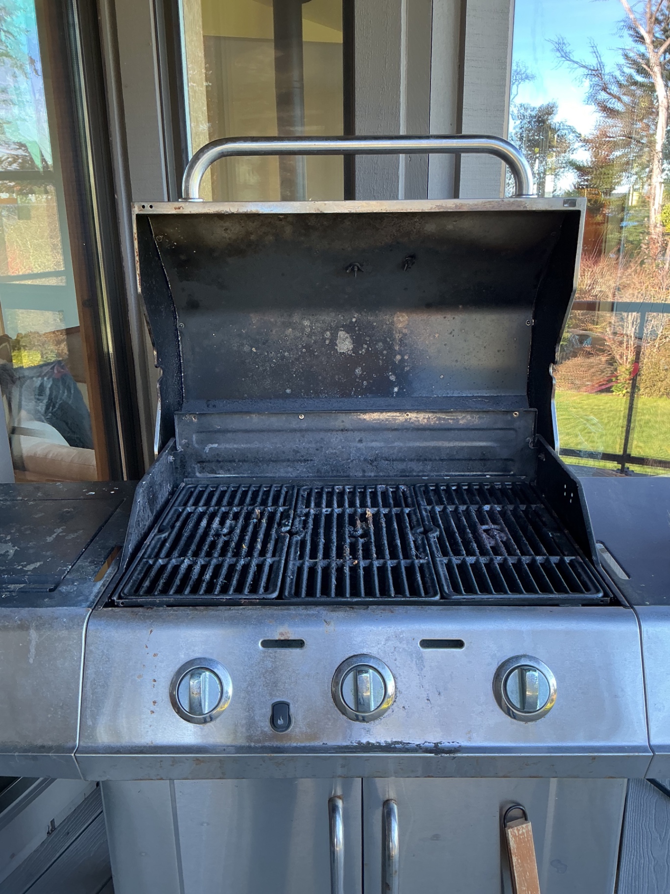 Char-Broil RED gas grill with smoker box, grill rack and smoking chips - image 4 of 10