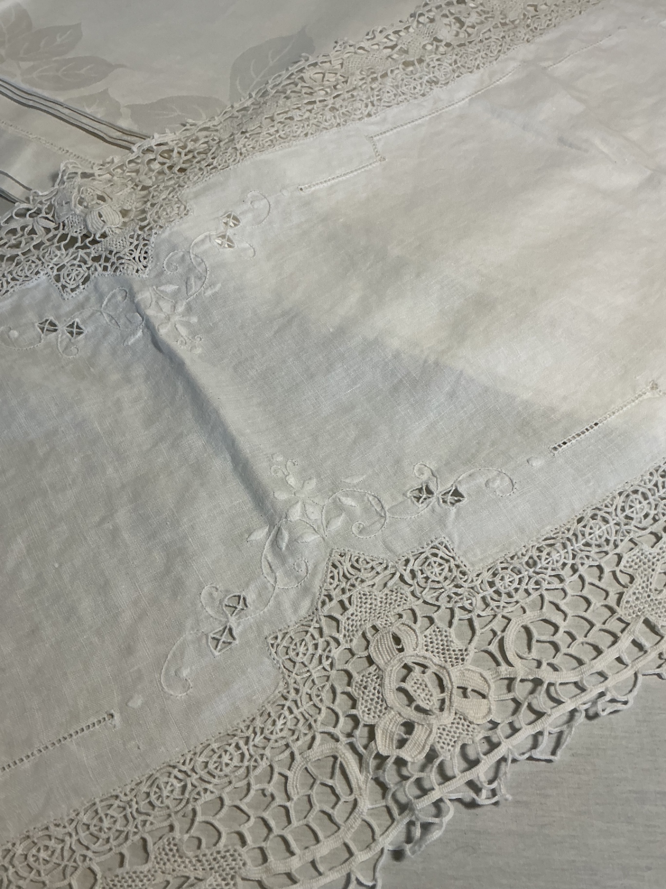 Vintage white embroidered linen tablecloth with lace trim and matching napkins - image 4 of 5