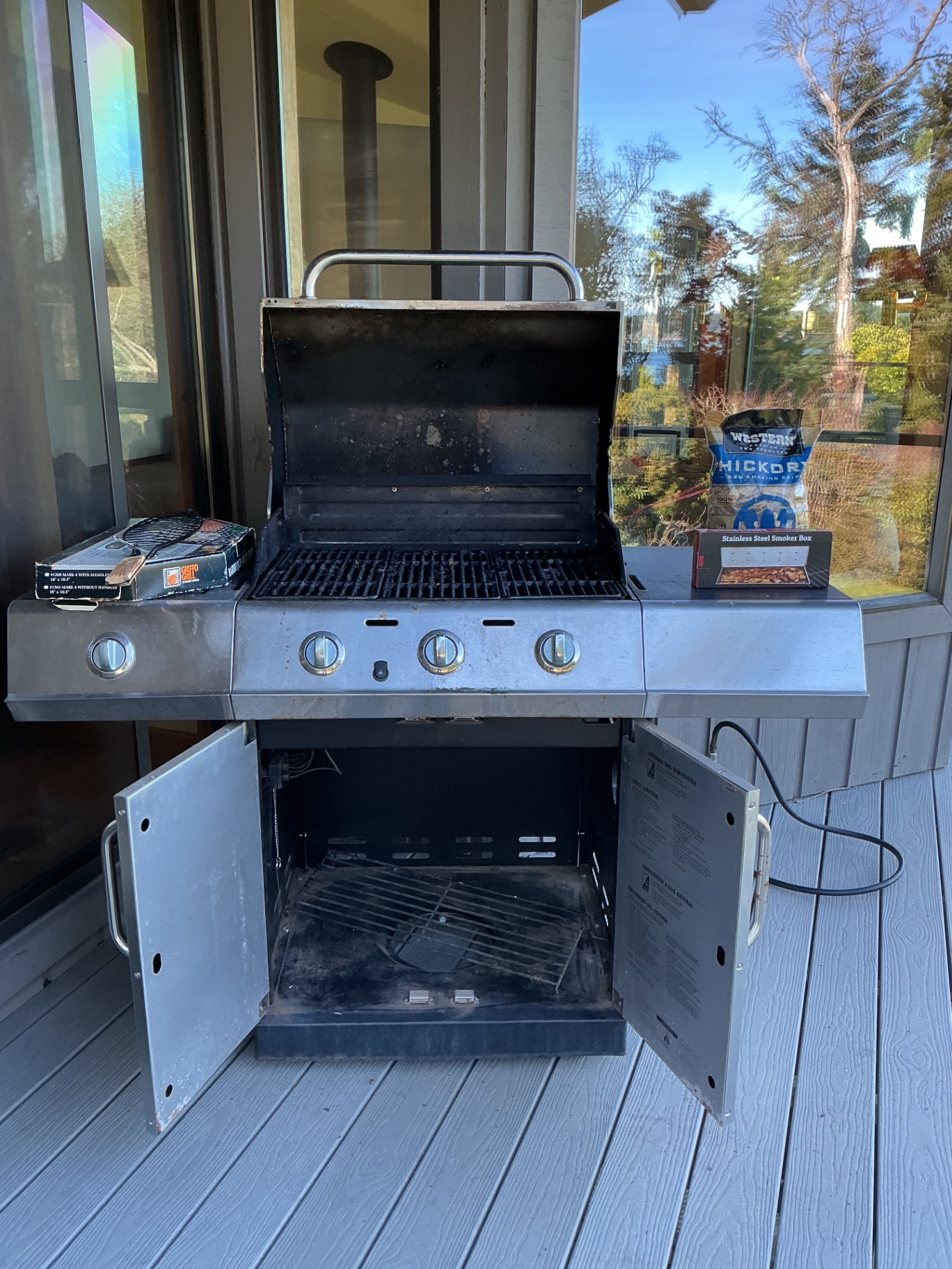 Char-Broil RED gas grill with smoker box, grill rack and smoking chips - image 5 of 10