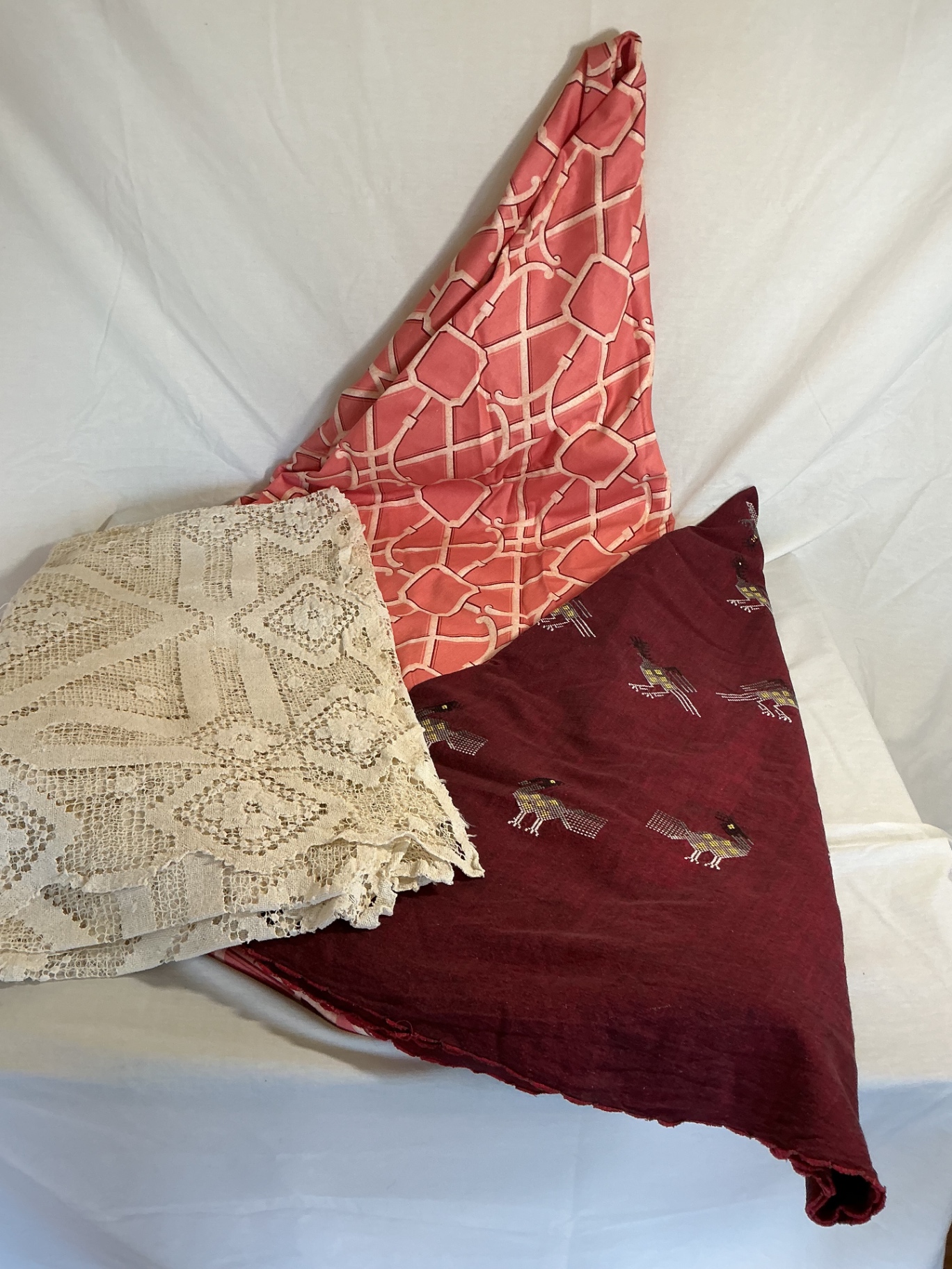 Assorted decorative round tablecloth’s. - image 1 of 6