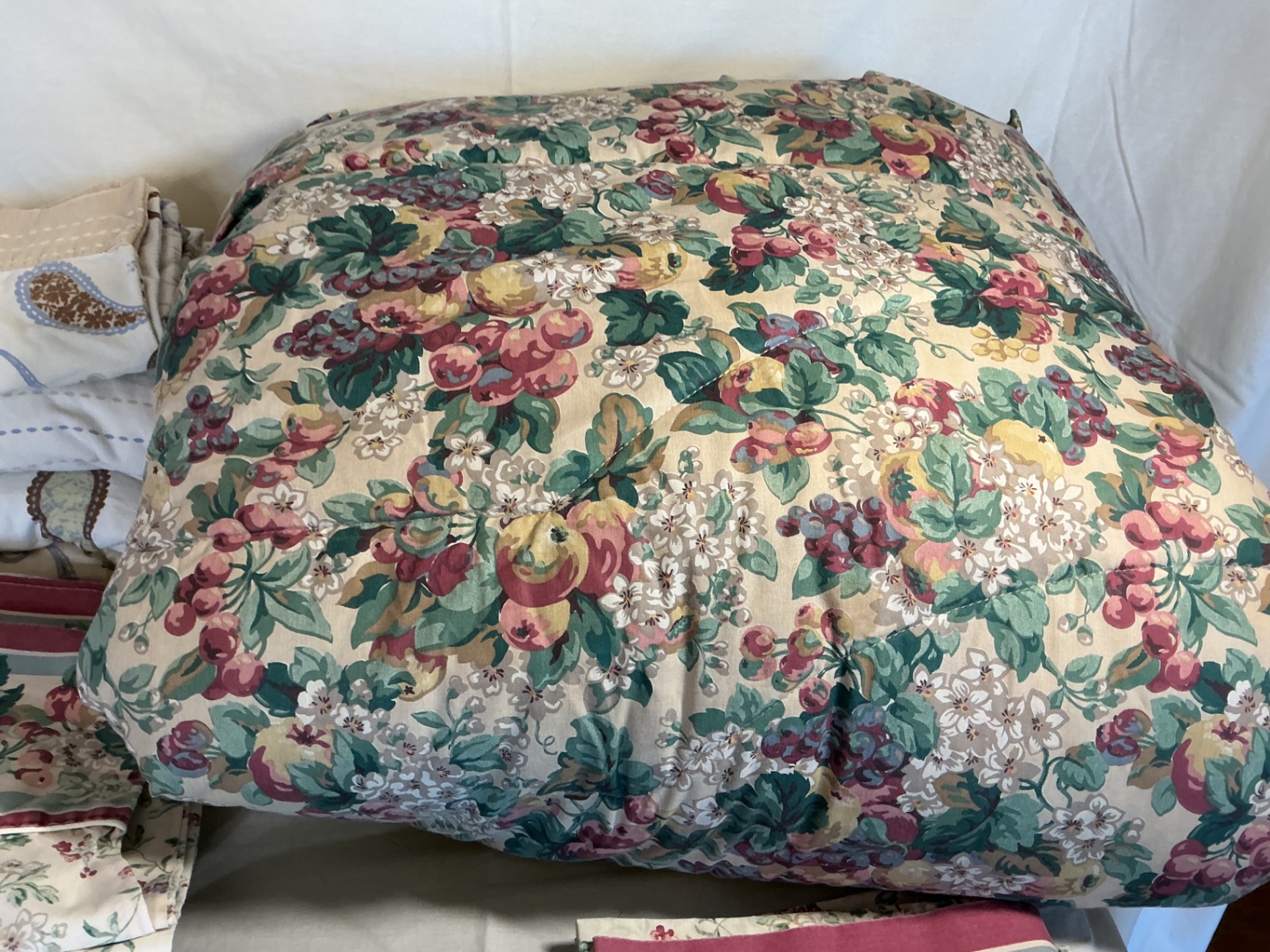 Queen bedding. - image 3 of 4