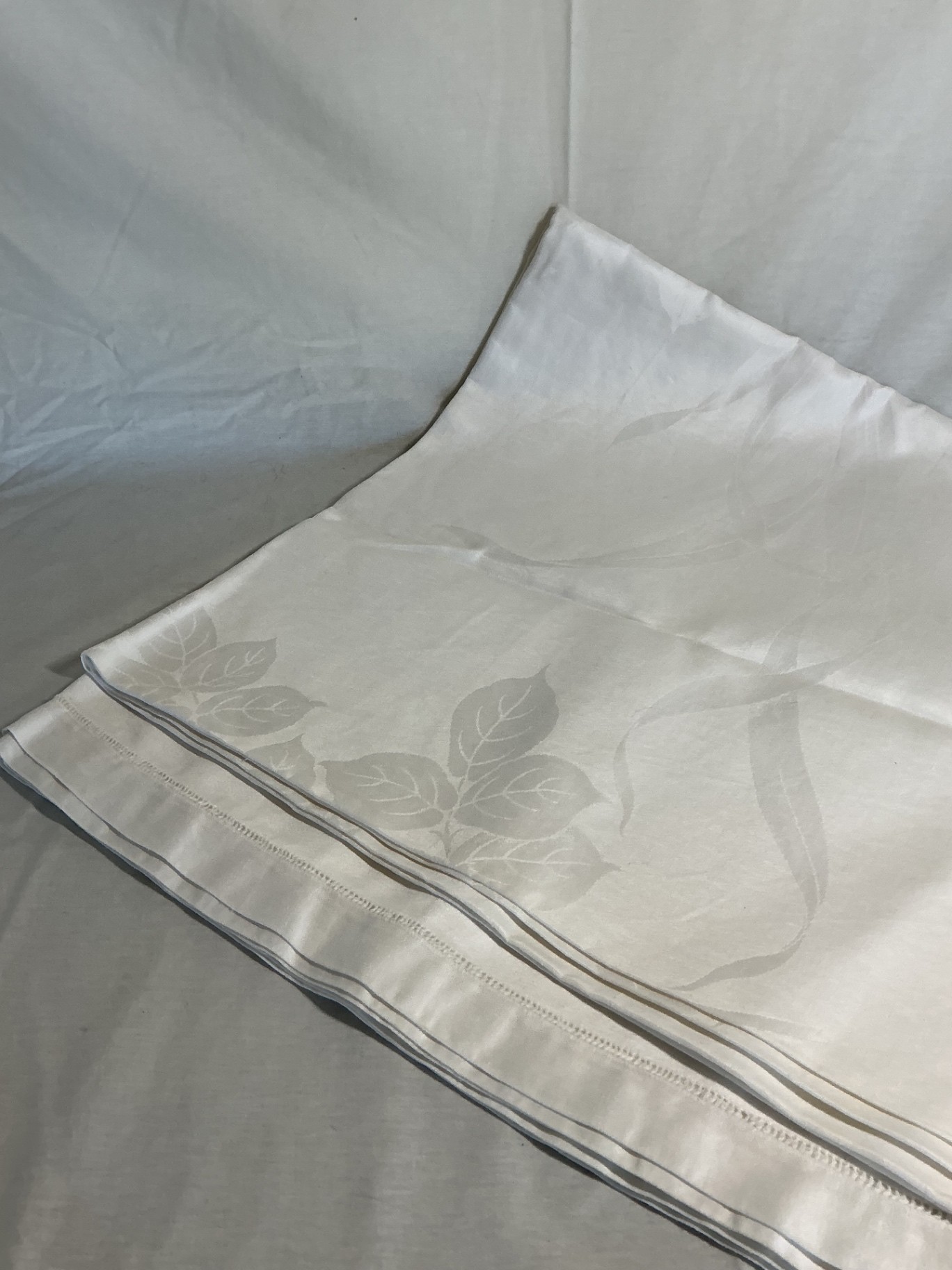 Vintage white embroidered linen tablecloth with lace trim and matching napkins - image 5 of 5