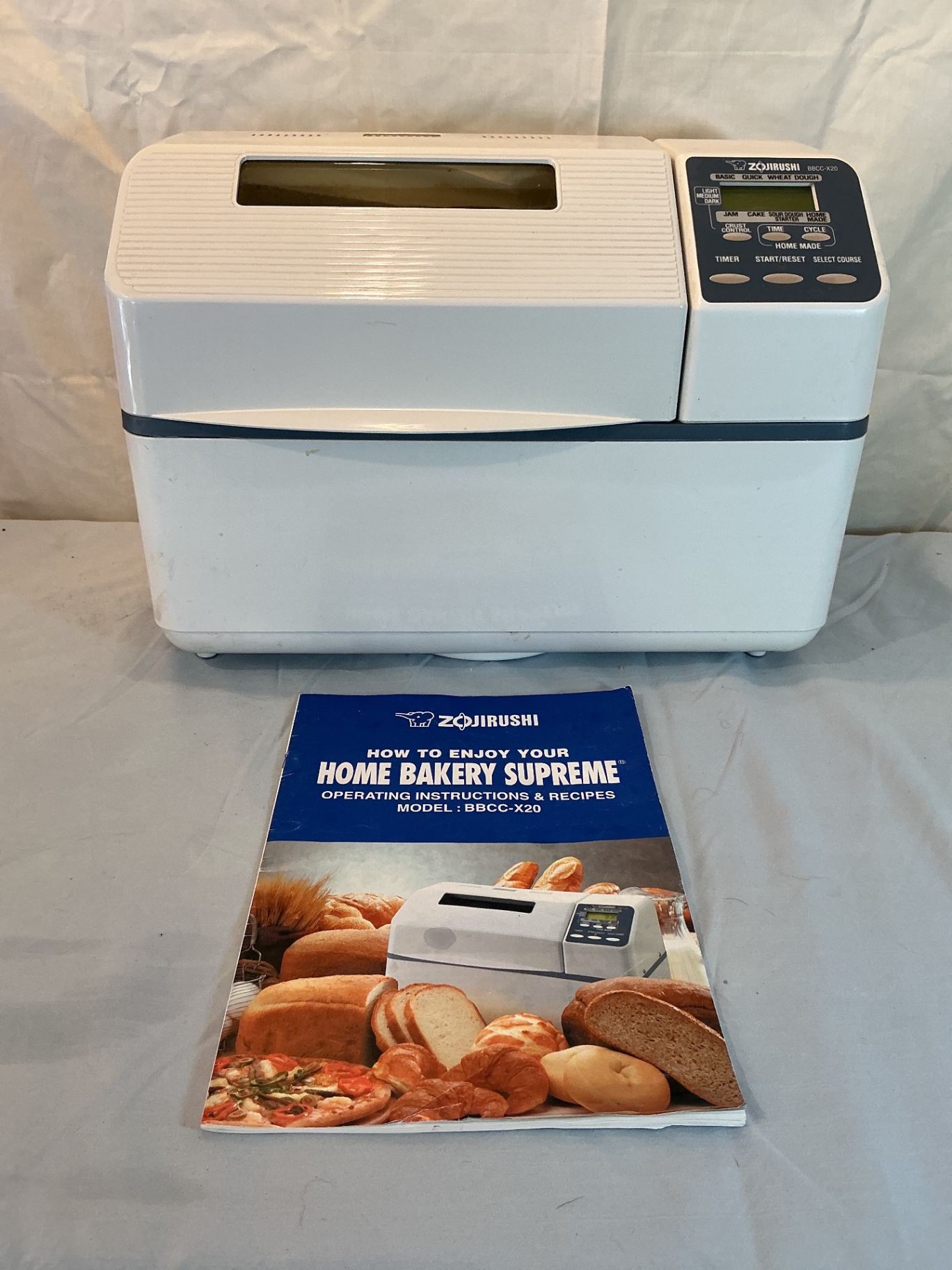 Bread maker with bakeware  - image 2 of 5