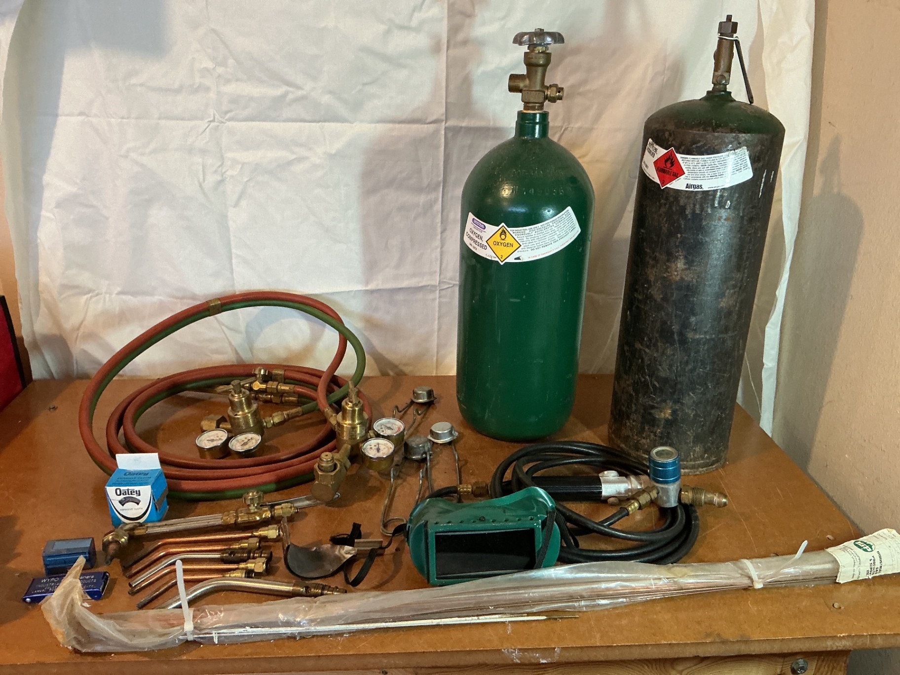 Gas welding equipment with oxygen and acetylene cylinders - image 1 of 5