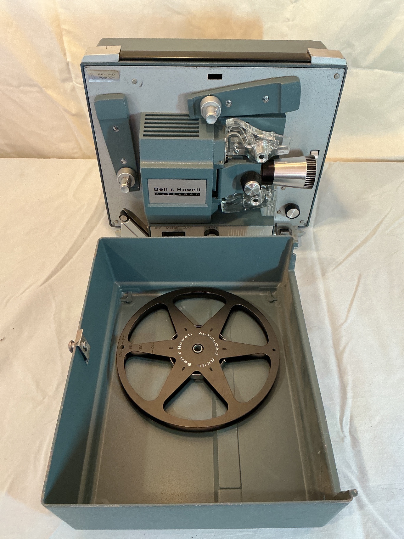 Bell & Howell Autoload projector with Knox Regent projection screen - image 6 of 7