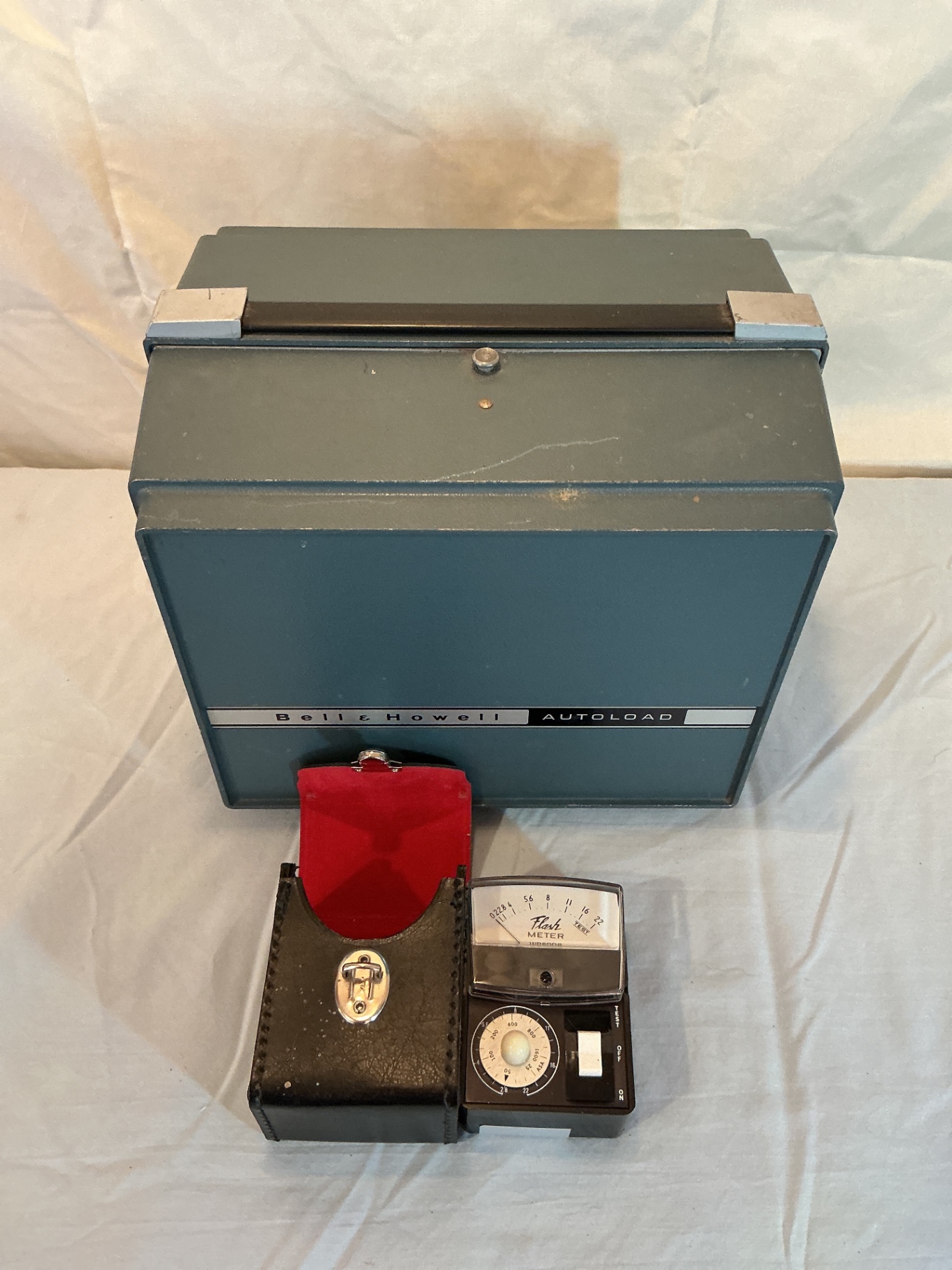 Bell & Howell Autoload projector with Knox Regent projection screen - image 5 of 7