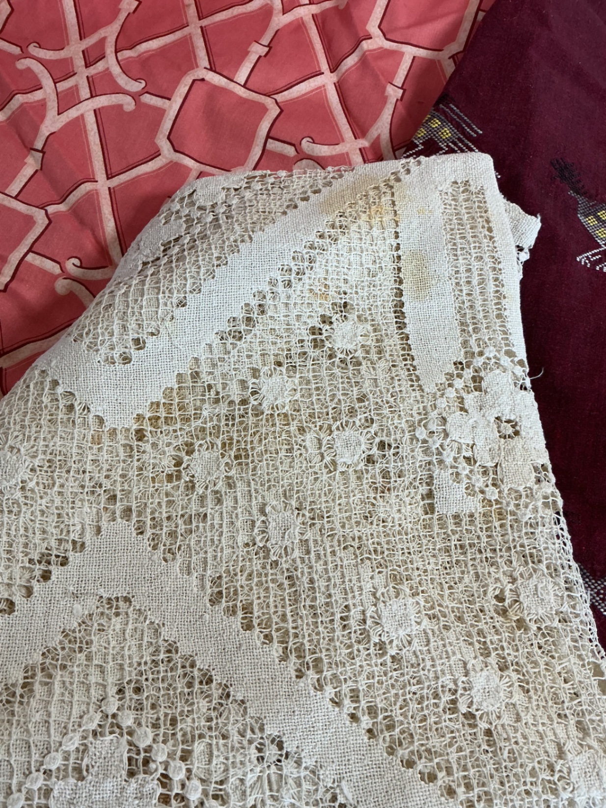 Assorted decorative round tablecloth’s. - image 3 of 6