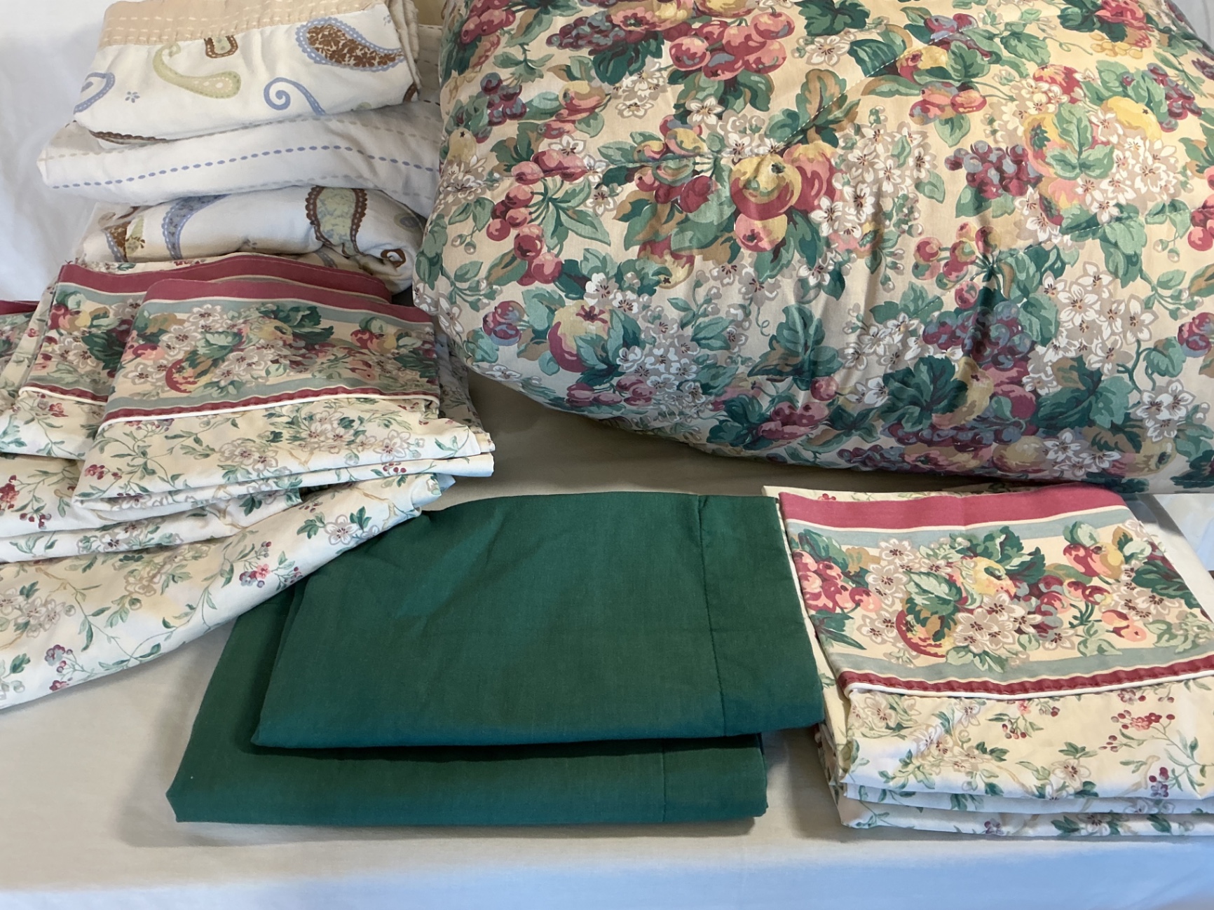 Queen bedding. - image 1 of 4