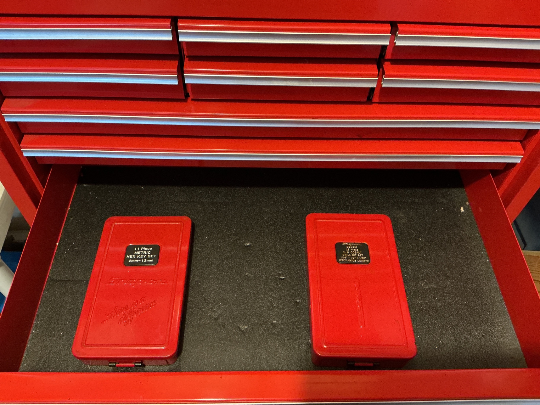 Snap-on red tool chest with drawers and assorted hand tools - image 7 of 10