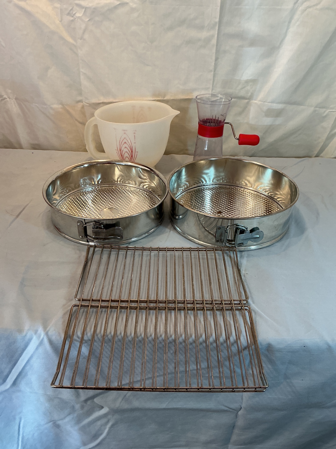 Bread maker with bakeware  - image 4 of 5