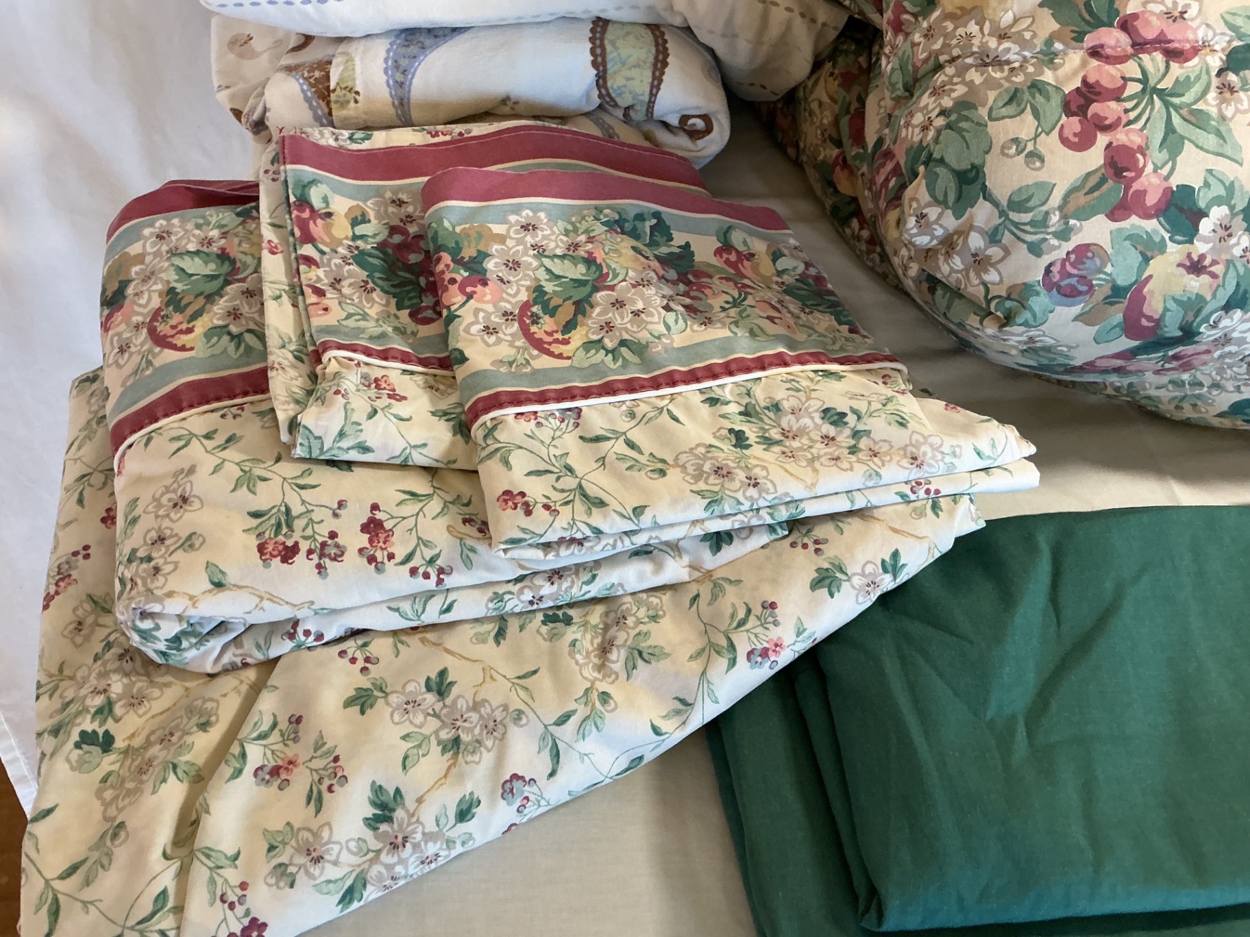 Queen bedding. - image 4 of 4