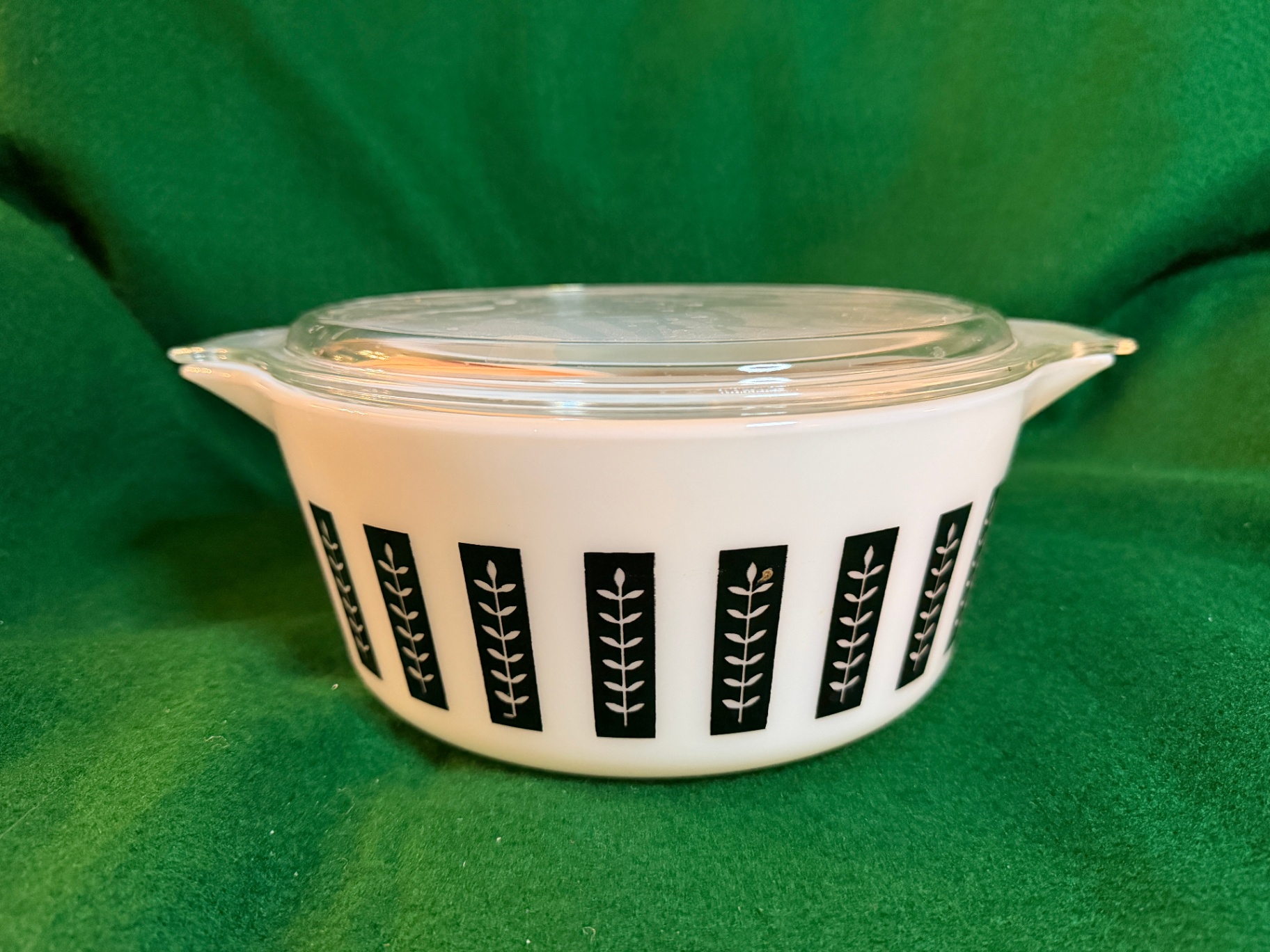 vintage 1961 Pyrex Gourmet "Black Leaf" 2.5 Quart Casserole Dish - image 1 of 3