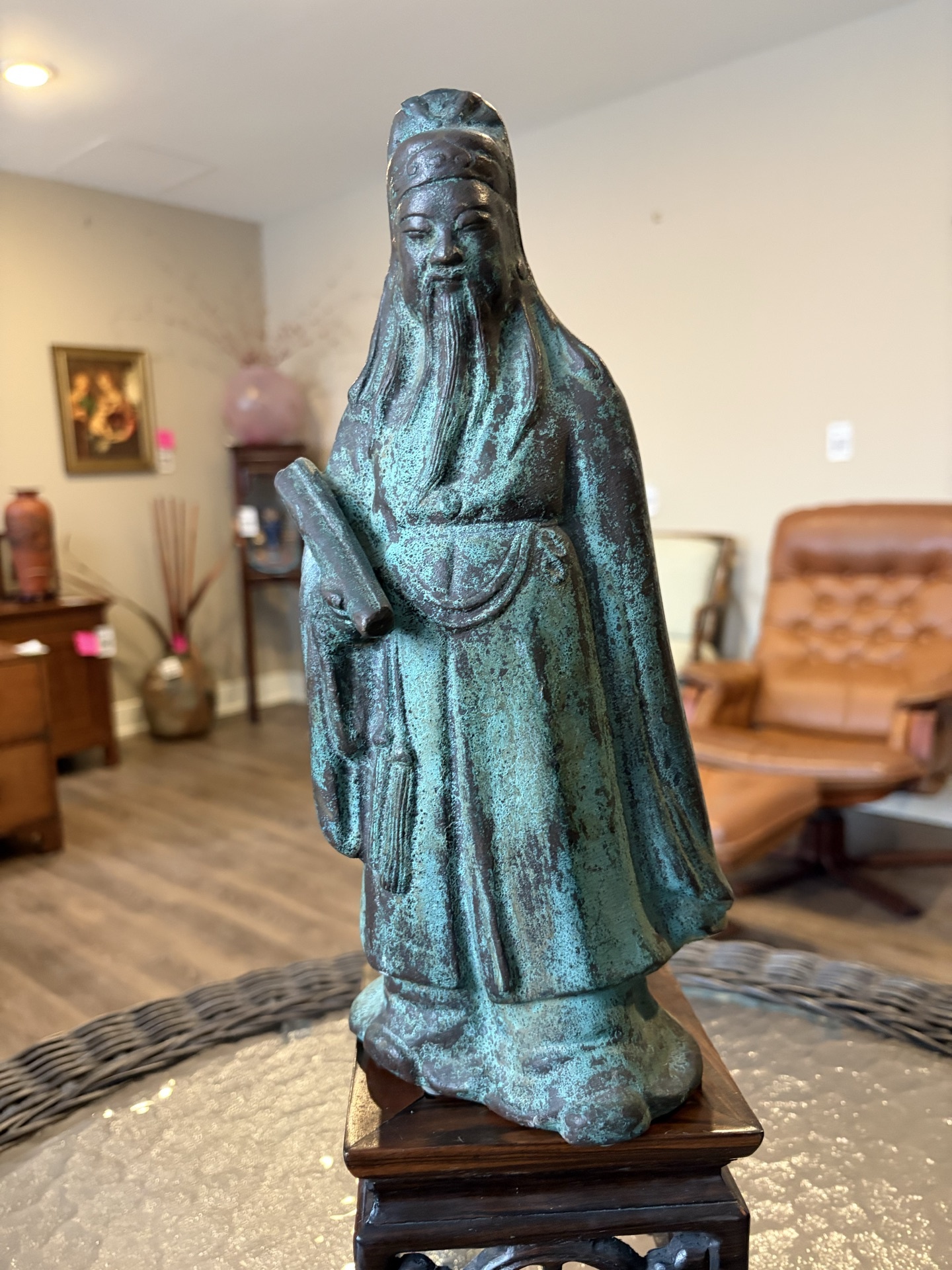 Bronze Chinese scholar with scroll on a carved wooden stand - image 3 of 11