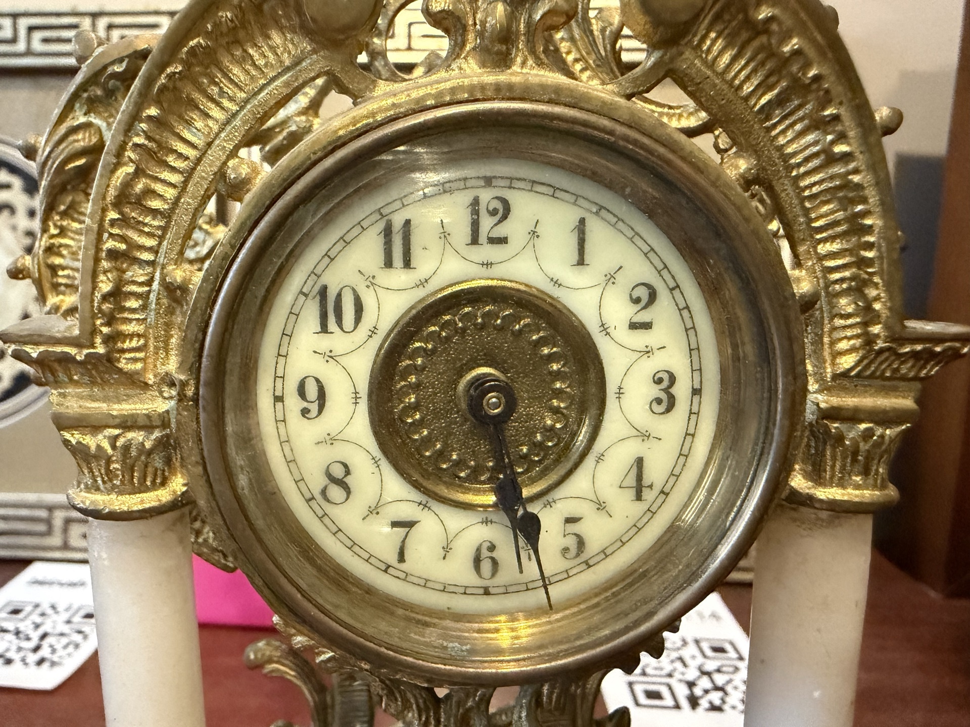 Ornate brass mantel clock with two columns - image 4 of 8