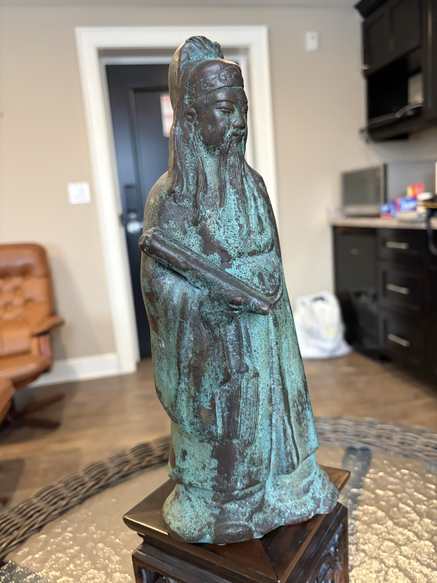 Bronze Chinese scholar with scroll on a carved wooden stand - image 7 of 11