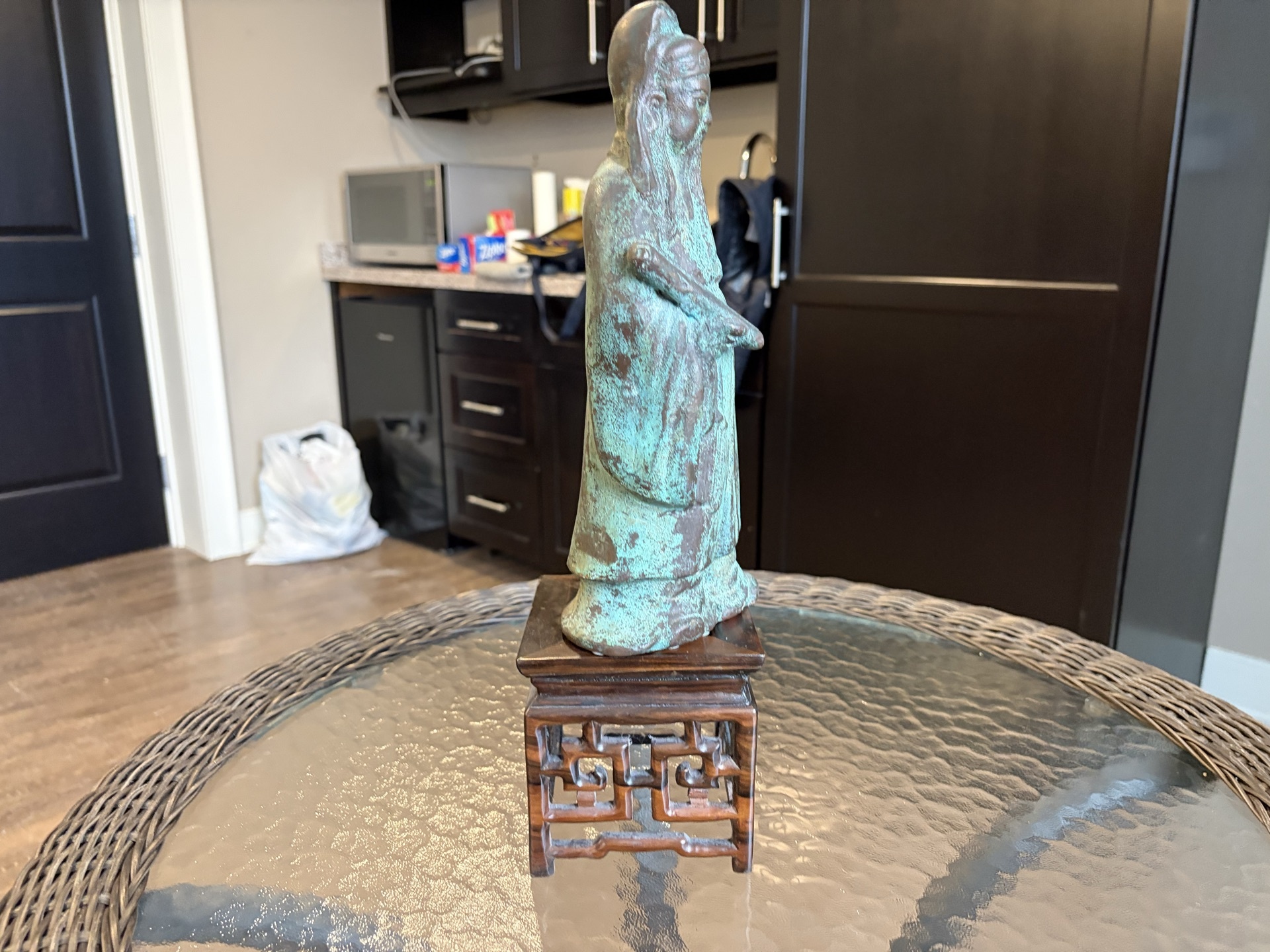 Bronze Chinese scholar with scroll on a carved wooden stand - image 6 of 11