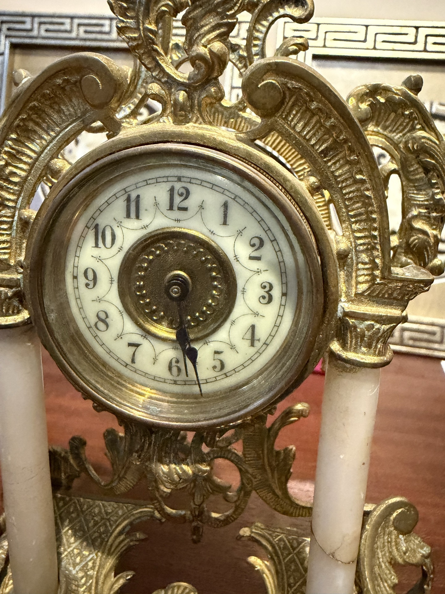 Ornate brass mantel clock with two columns - image 6 of 8