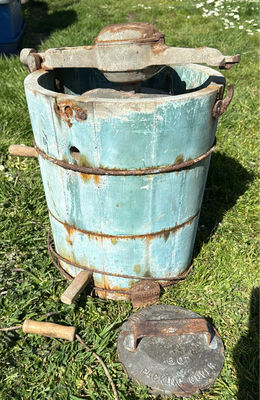 Vintage White Mountain 6-Quart Butter Churn with Hand Crank - Image 1 of 3