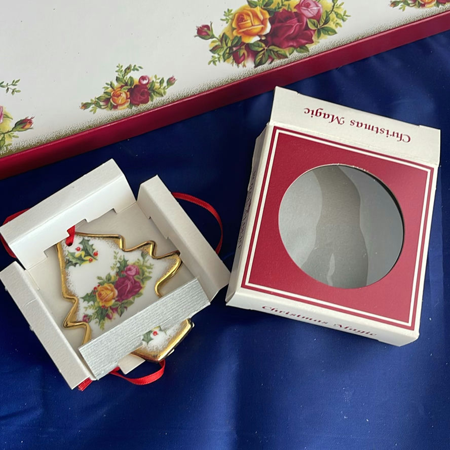 Royal Albert Country Roses Placemats and Ornament - image 2 of 6