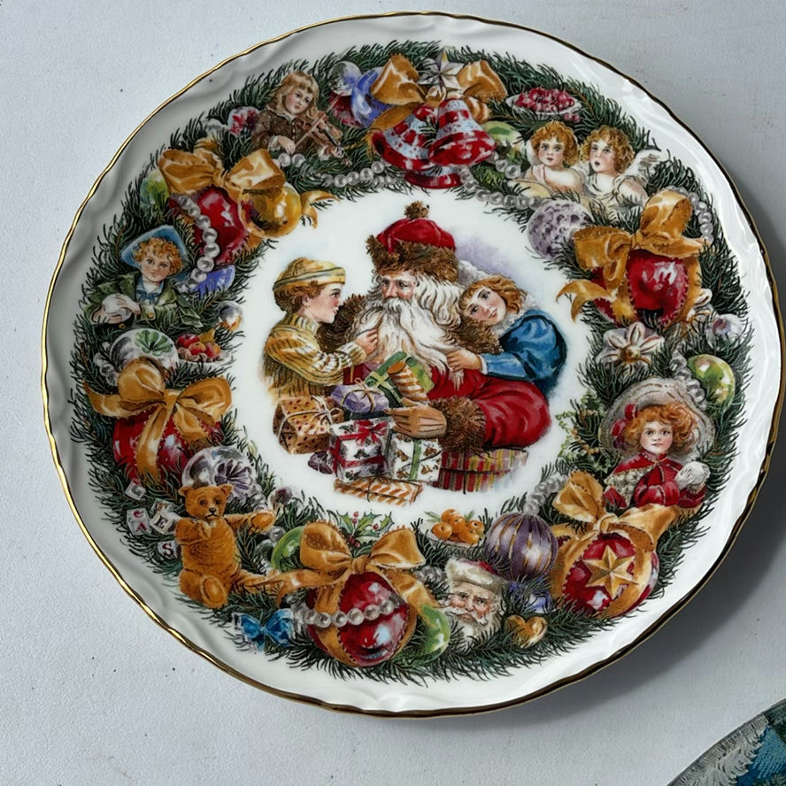 Various Christmas Plates - image 18 of 19
