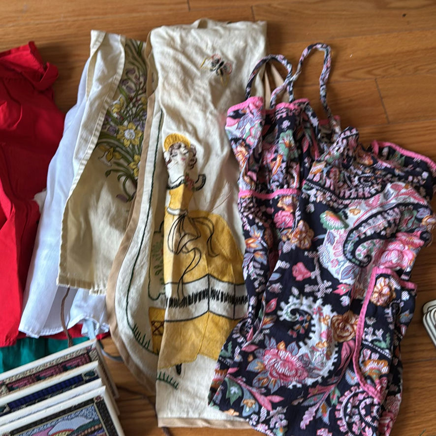 Various Vintage Aprons And Coaster Set - image 3 of 6