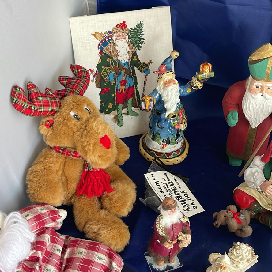 Decorative Santa Lot including Jim Shore Santa holding Boat - image 3 of 19