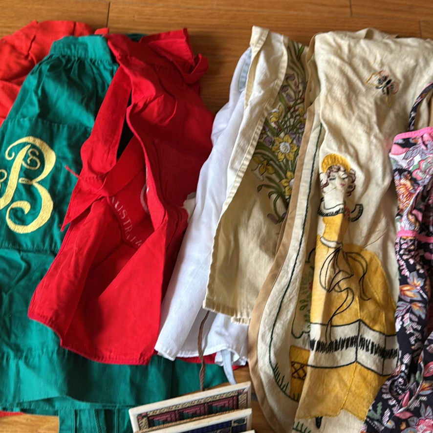 Various Vintage Aprons And Coaster Set - image 4 of 6