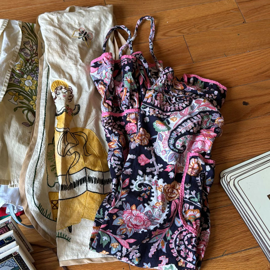 Various Vintage Aprons And Coaster Set - image 2 of 6