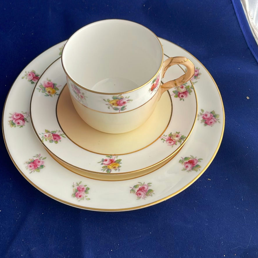 Antique and Vintage Teacups and Saucers Wedgwood, Royal Worcester and more - image 11 of 18