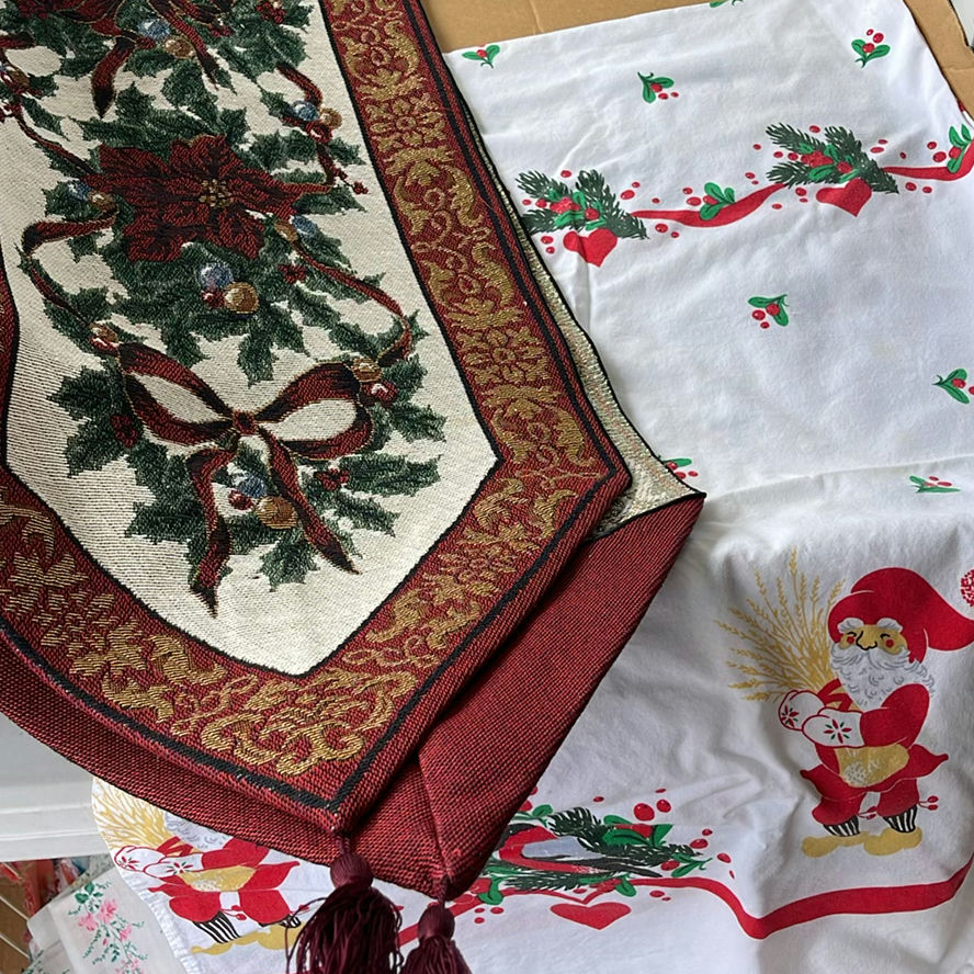 Christmas Linens - image 3 of 20