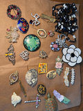 Assorted vintage and modern costume jewelry - thumbnail 1 of 10