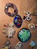 Assorted vintage and modern costume jewelry - thumbnail 2 of 10