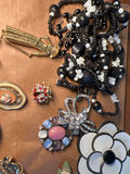 Assorted vintage and modern costume jewelry - thumbnail 9 of 10