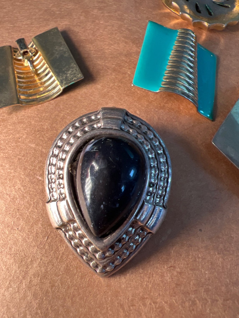 Assorted vintage jewelry collection - image 11 of 11