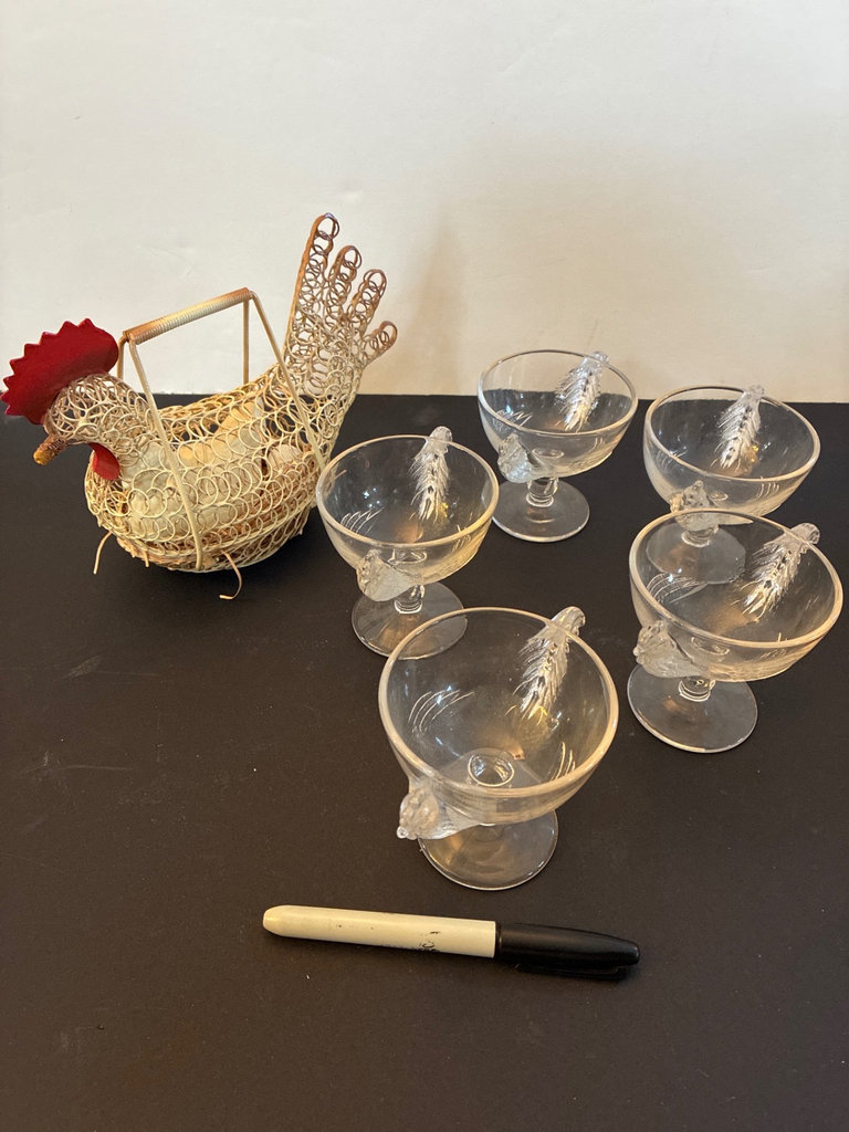 Chicken-themed decorative items and glassware - image 1 of 7
