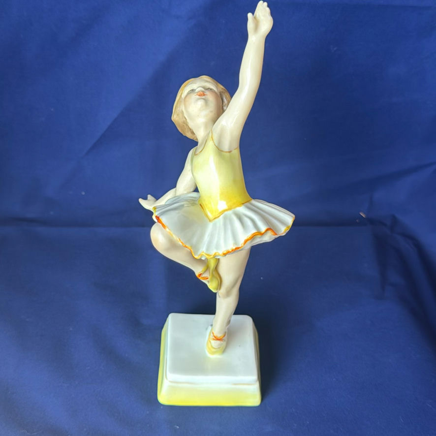 4 Lady Figurines Royal Doulton - image 10 of 18