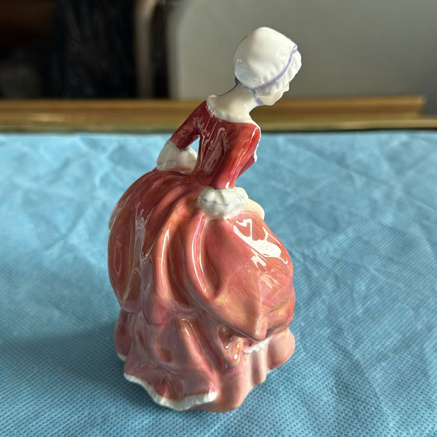 Royal Doulton 6 Smaller Figurines - image 25 of 27