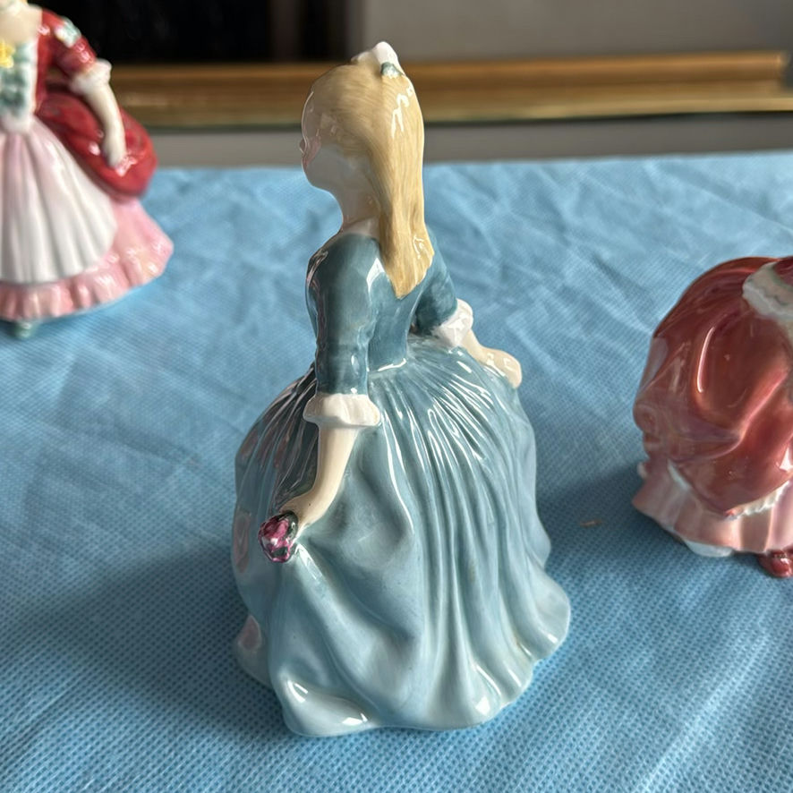 Royal Doulton 6 Smaller Figurines - image 22 of 27