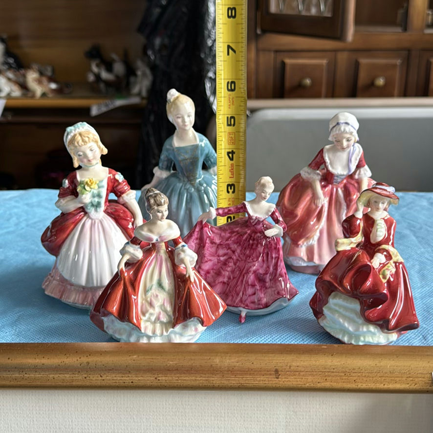 Royal Doulton 6 Smaller Figurines - image 2 of 27