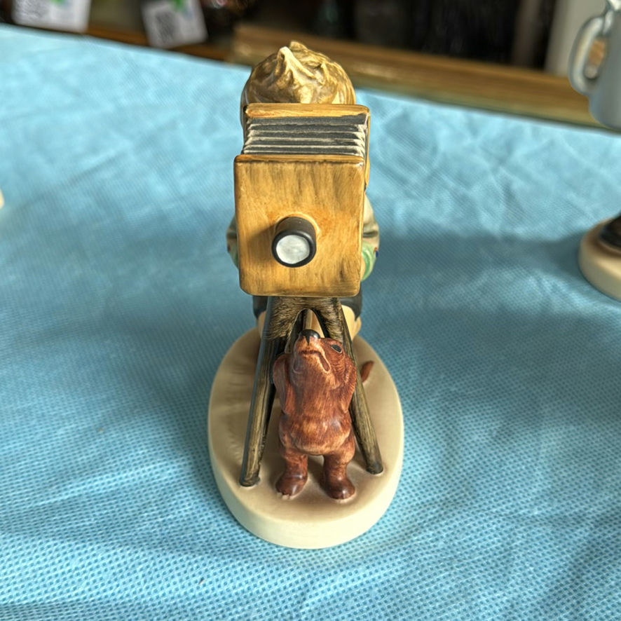 Hummel Figurines - image 28 of 36