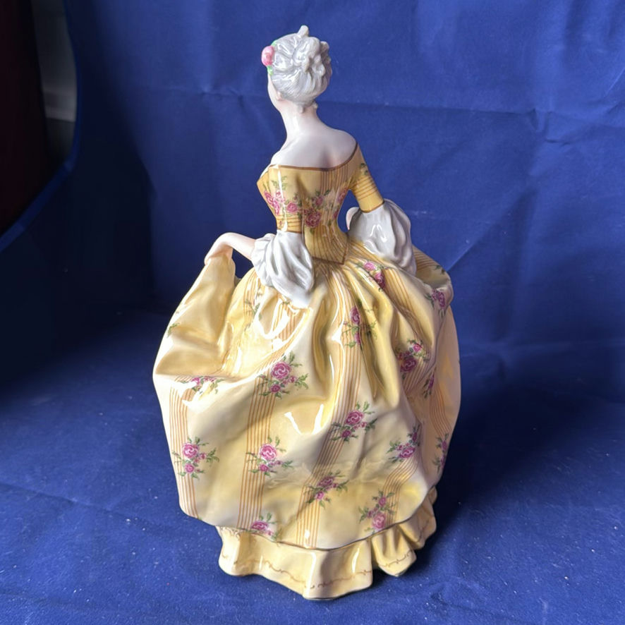 Authentic Richard Ginori-Capodimonte porcelain figurine - image 4 of 6