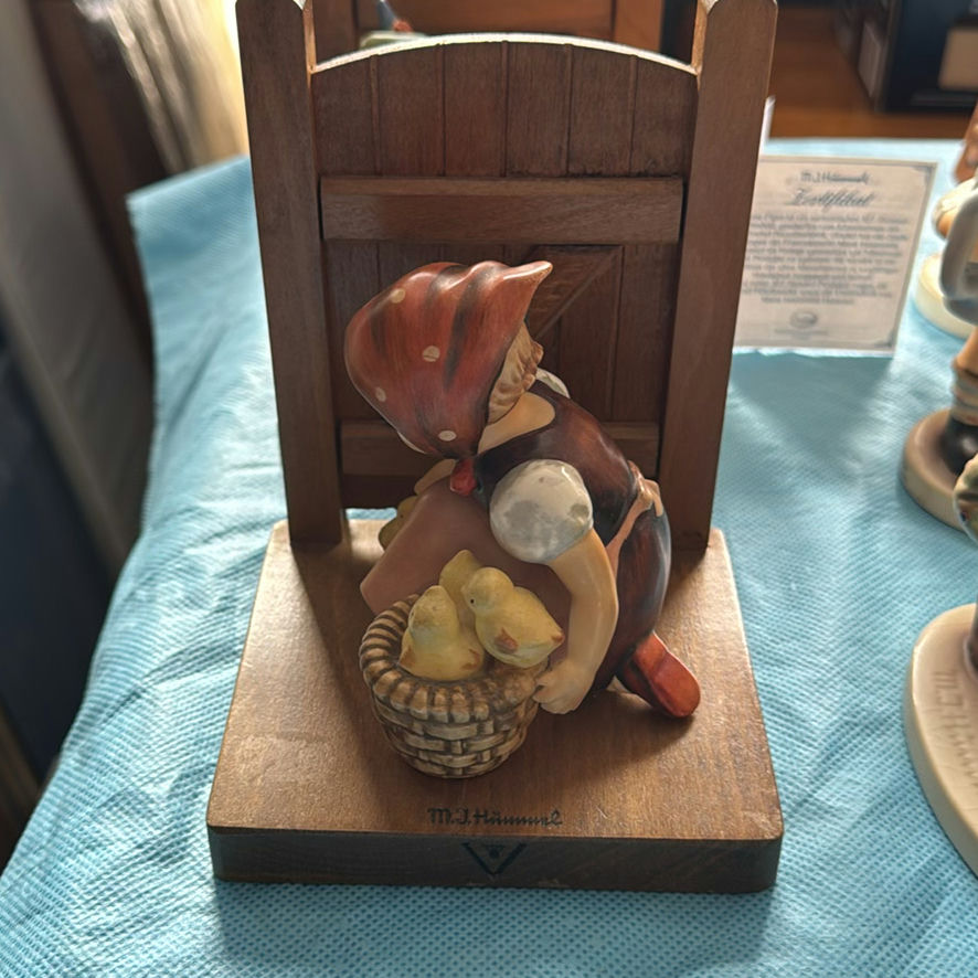 Hummel Figurines - image 9 of 36