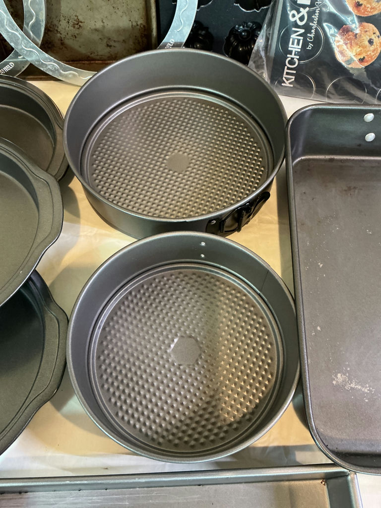 Assorted bakeware set including loaf pans, cake pans, muffin pan and baking sheets - image 3 of 6