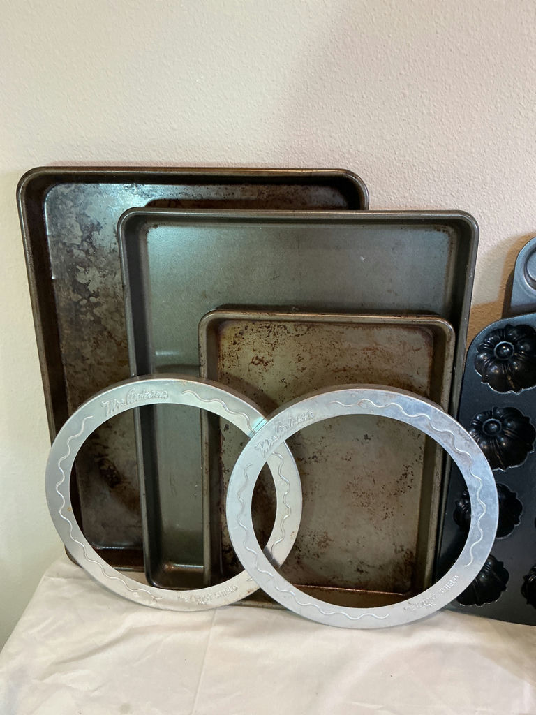 Assorted bakeware set including loaf pans, cake pans, muffin pan and baking sheets - image 5 of 6